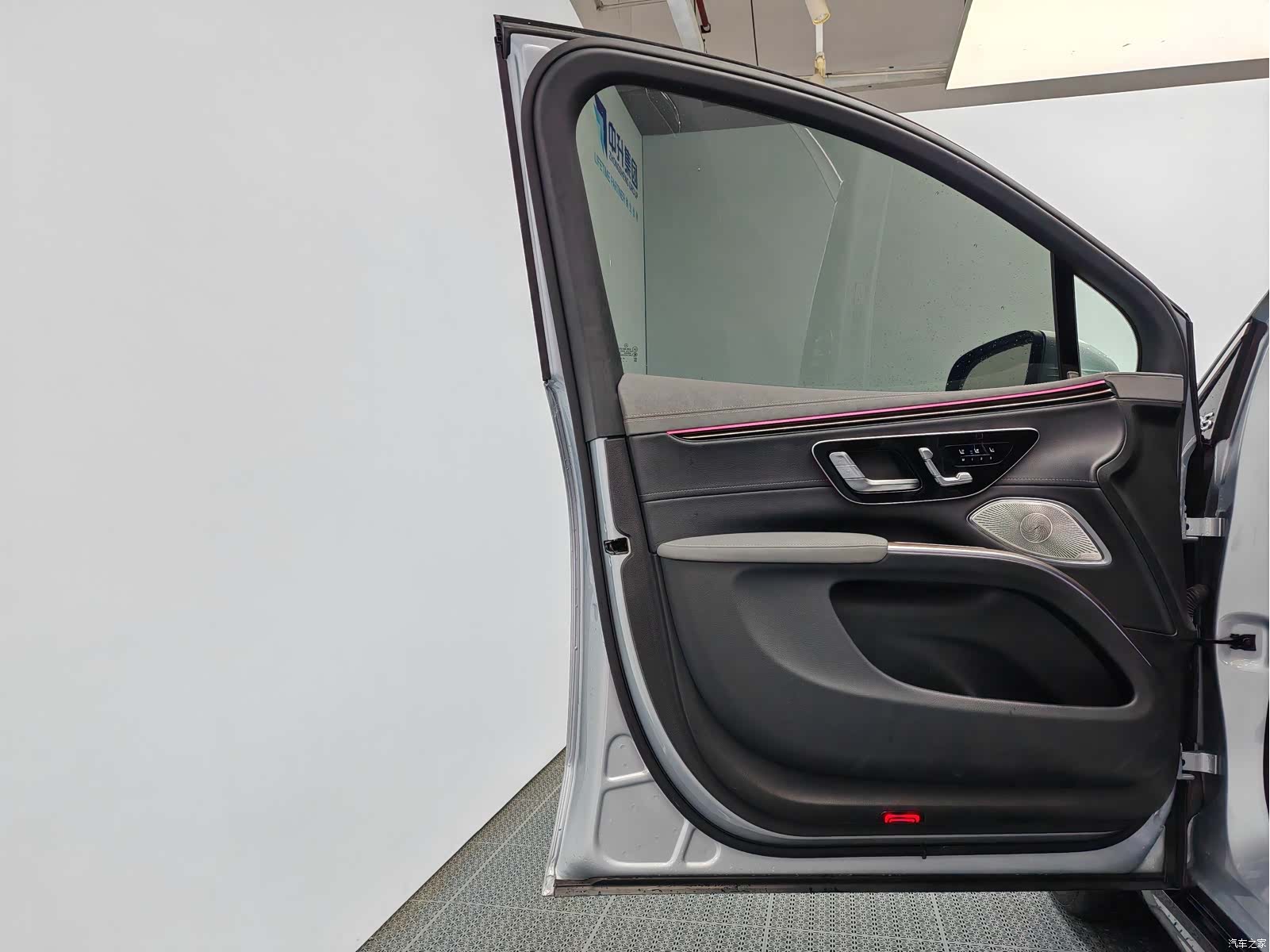 Mercedes-Benz EQS, 2023 13