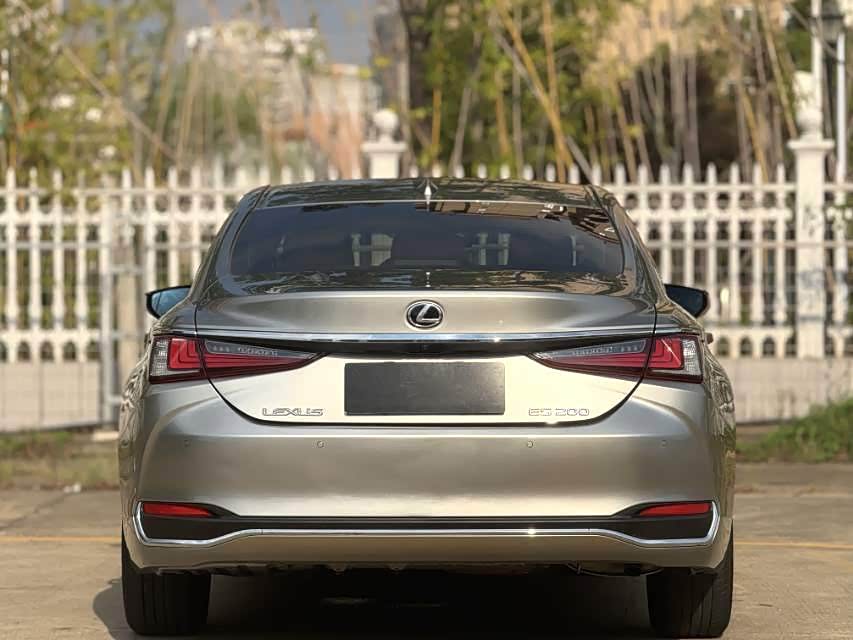 Lexus ES
