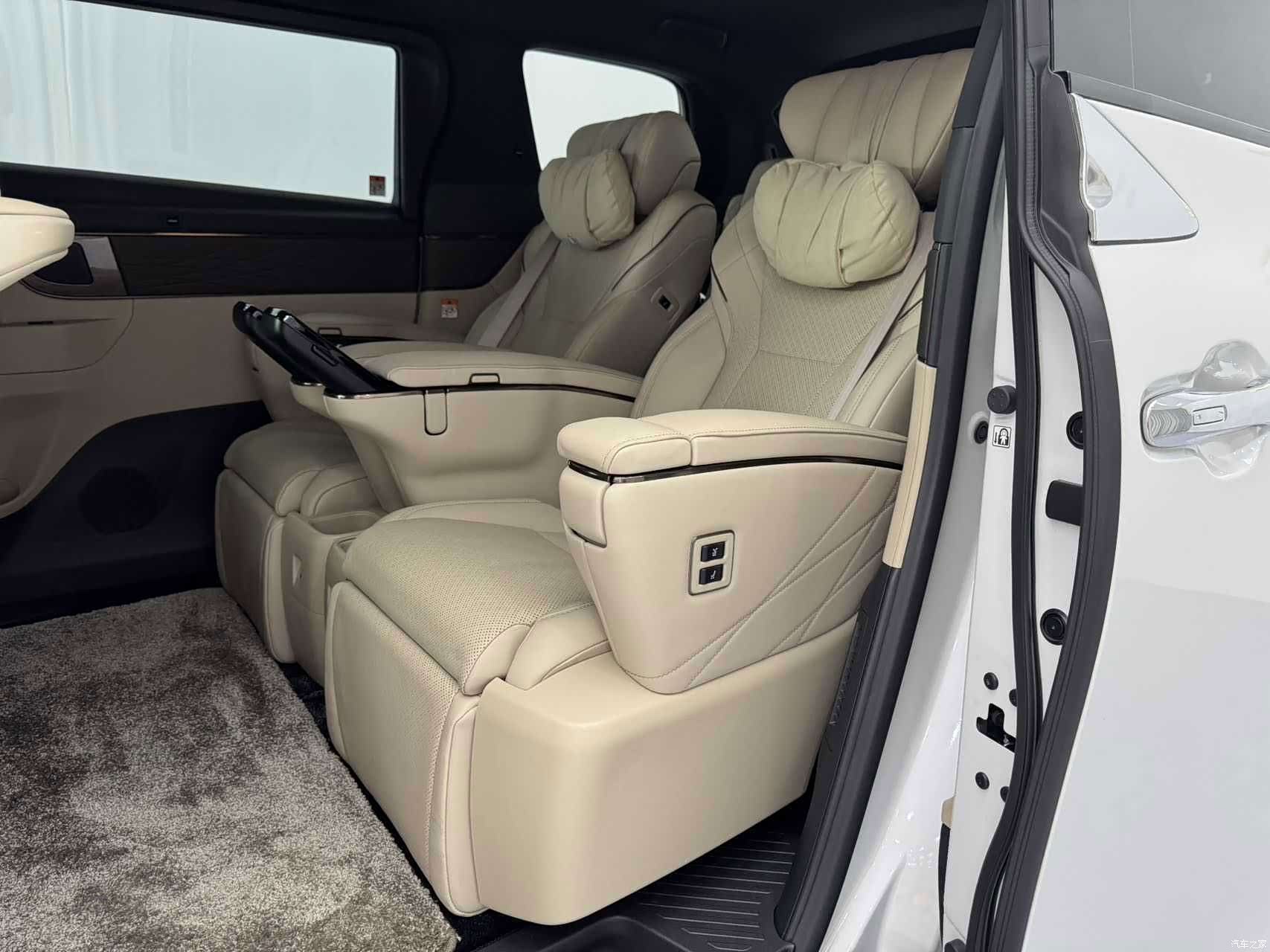Toyota Alphard, 2024 11