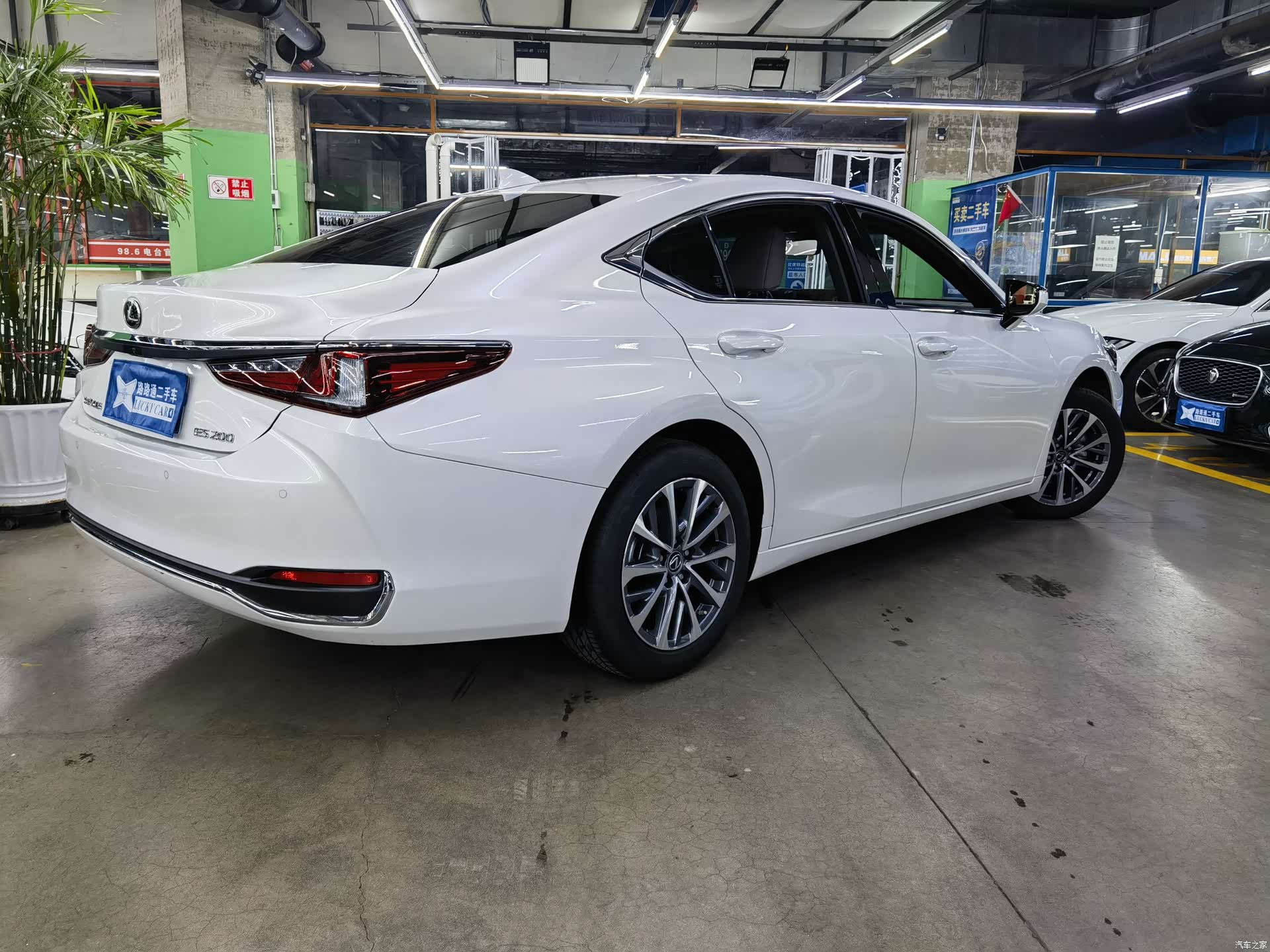 Lexus ES, 2024 4