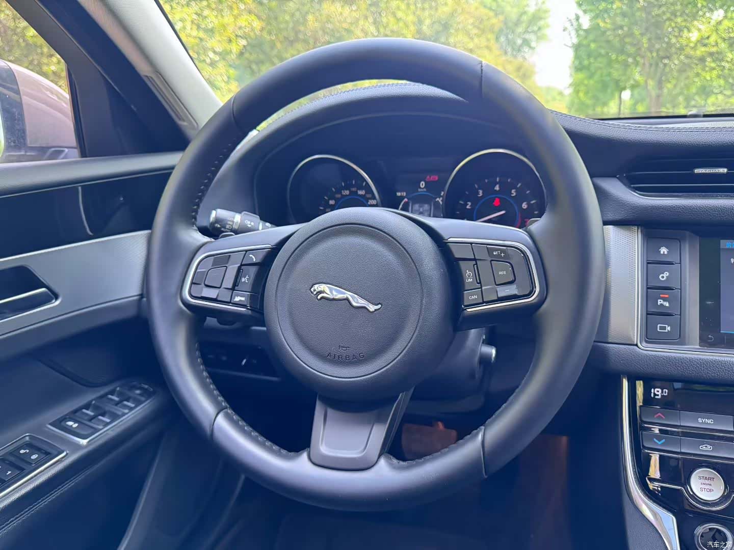 Jaguar XF, 2016 6