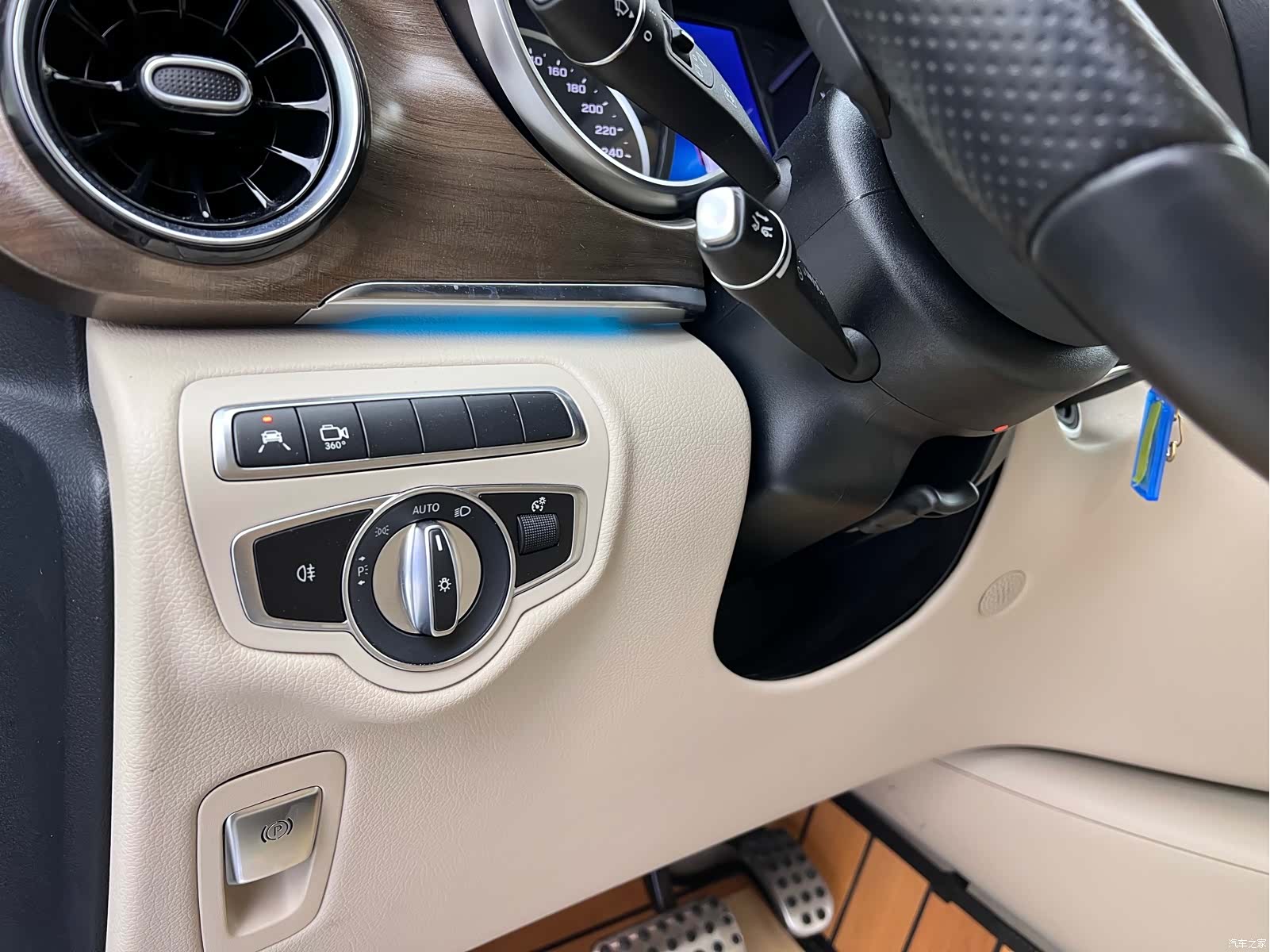 Mercedes-Benz V-Class, 2023 7