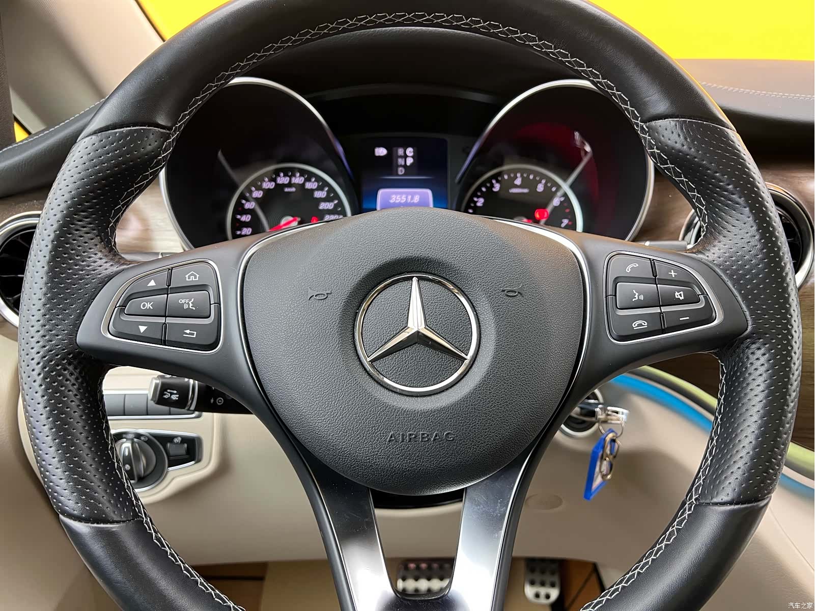 Mercedes-Benz V-Class, 2023 13