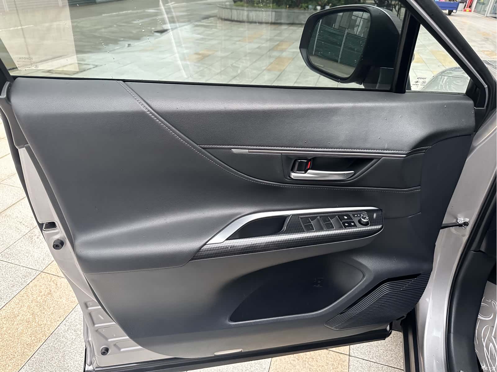 Toyota Venza, 2023 все фото