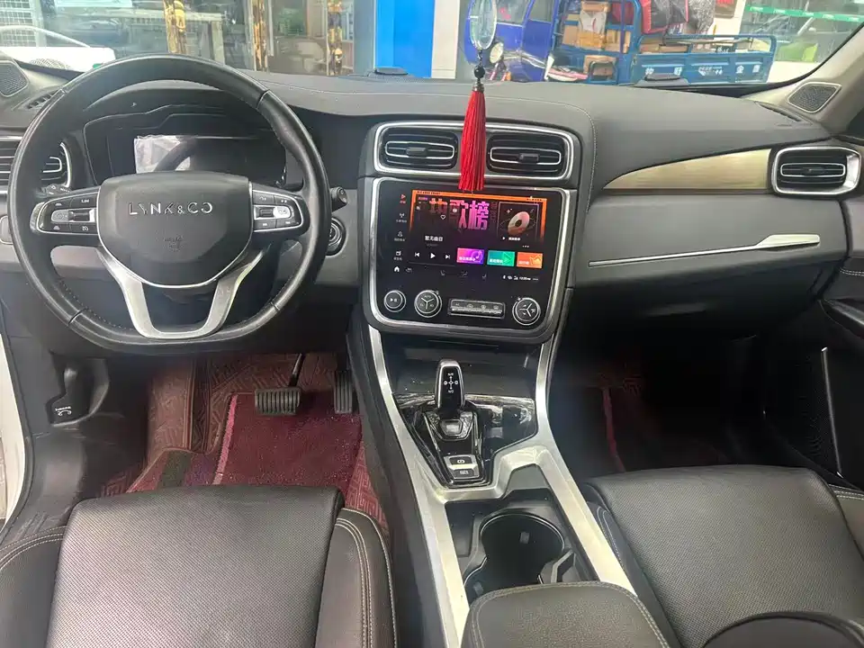 Lynk & Co 01