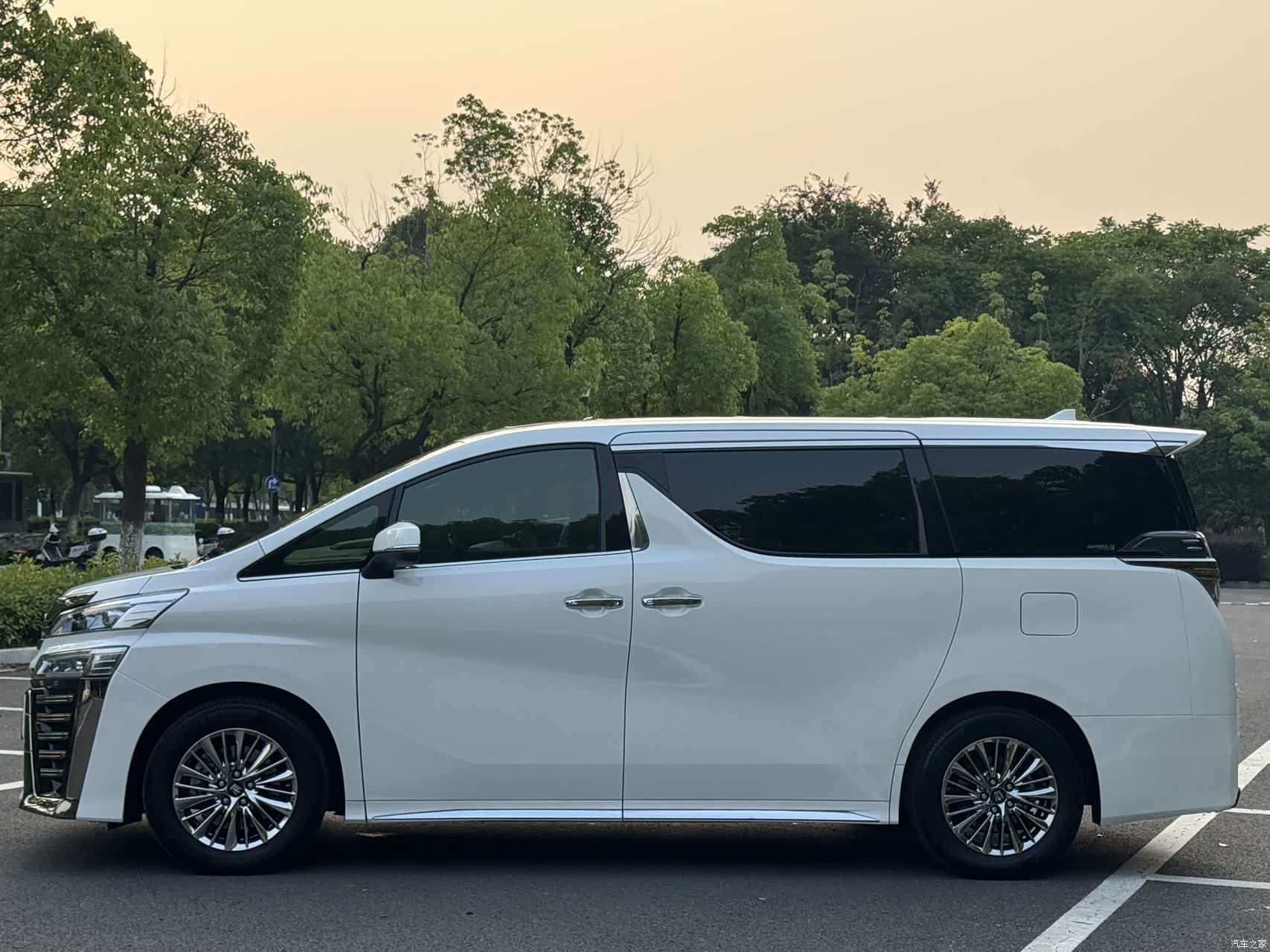 Toyota Vellfire, 2022 4