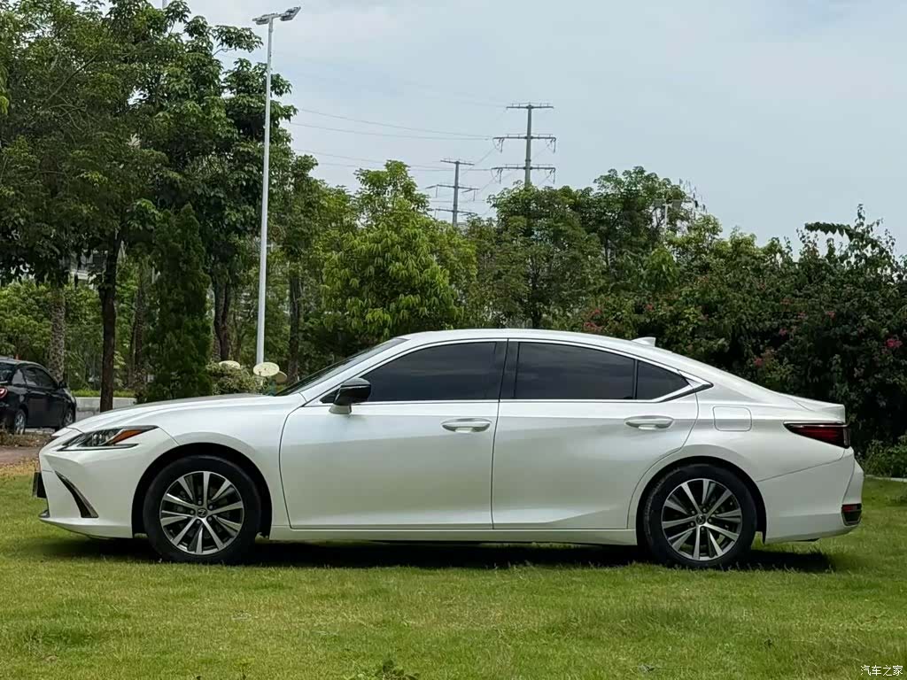 Lexus ES, 2021 4