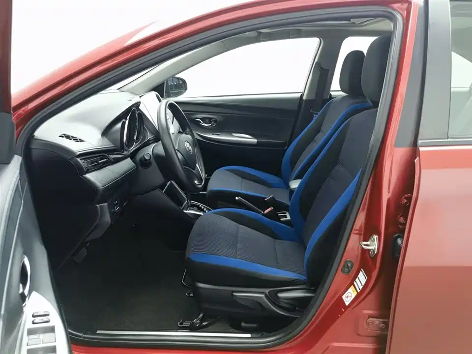 Toyota YARiS L to enjoy