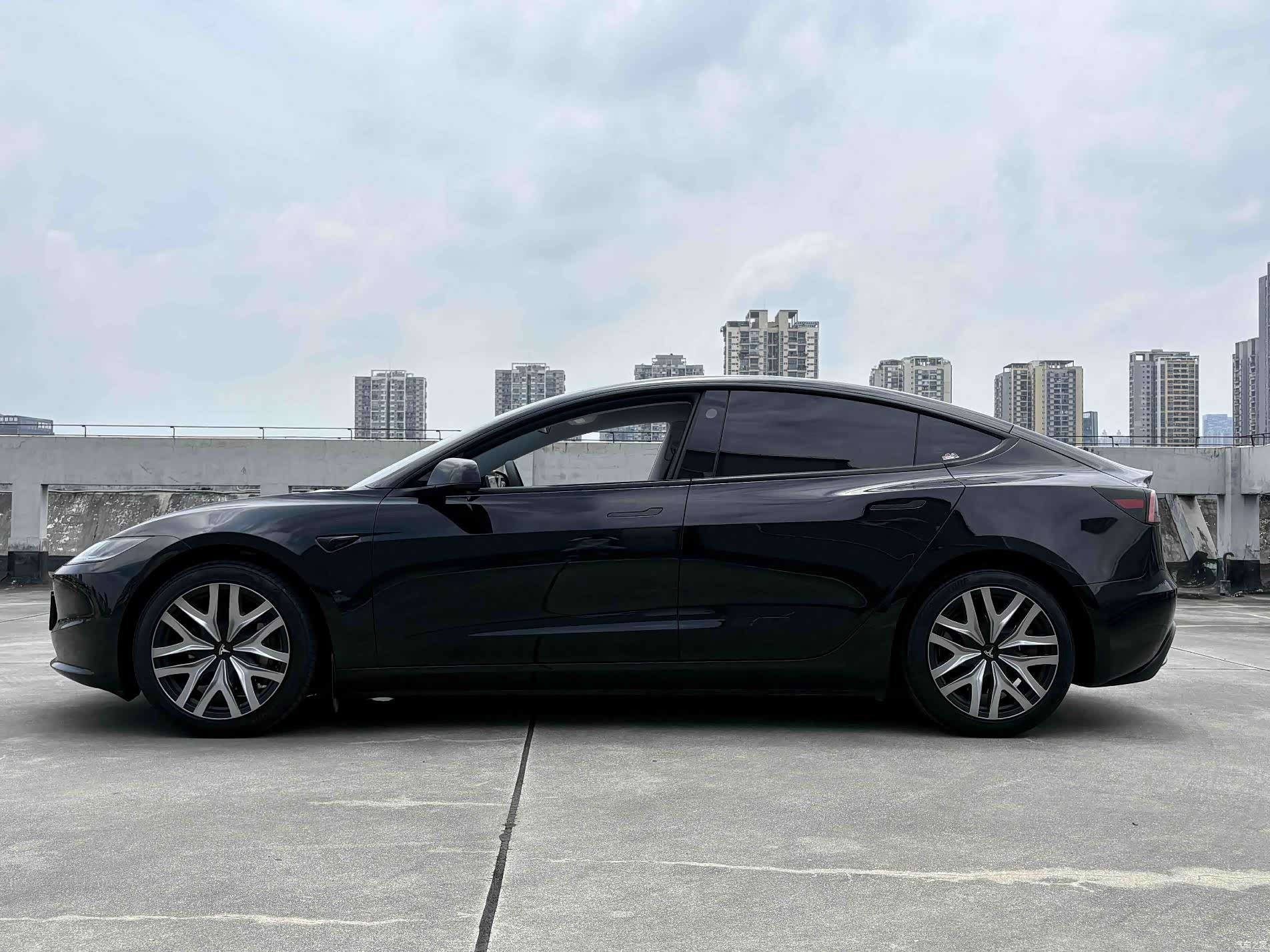 Tesla Model 3, 2025 7