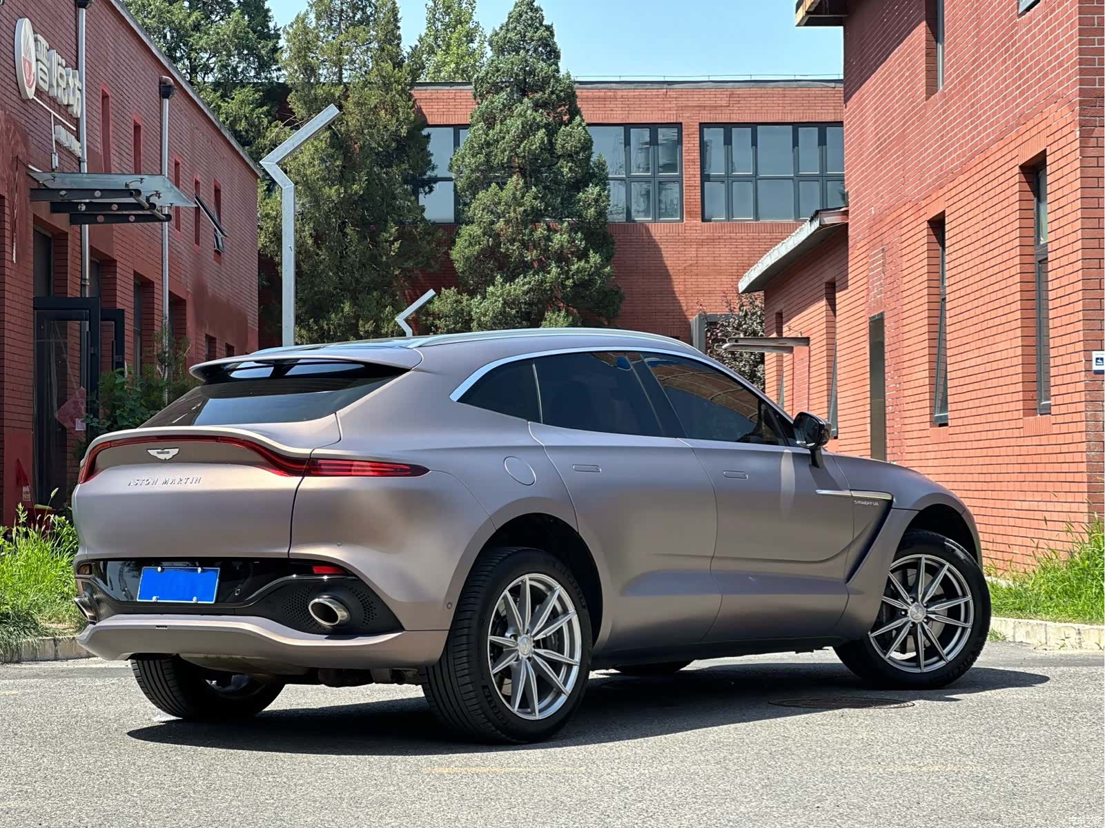 Aston Martin DBX, 2023 6