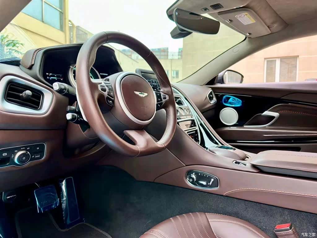 Aston Martin DB11, 2020 4