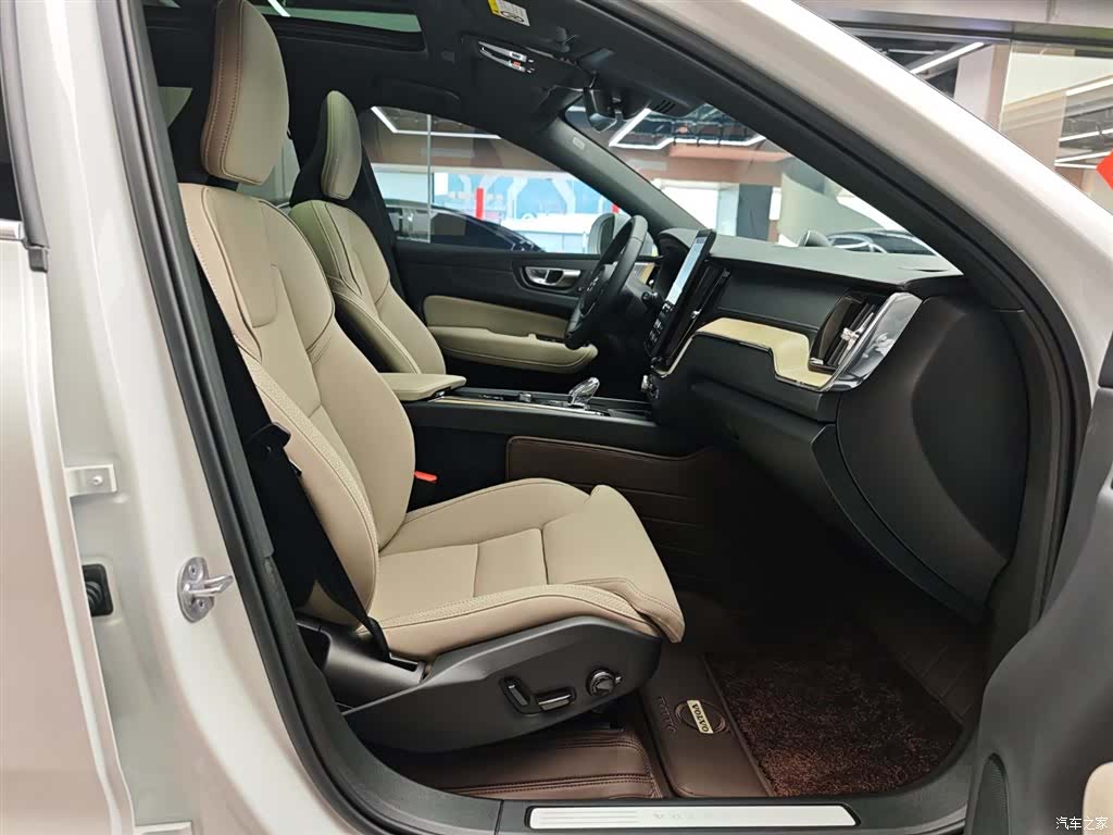 Volvo XC60, 2025 11