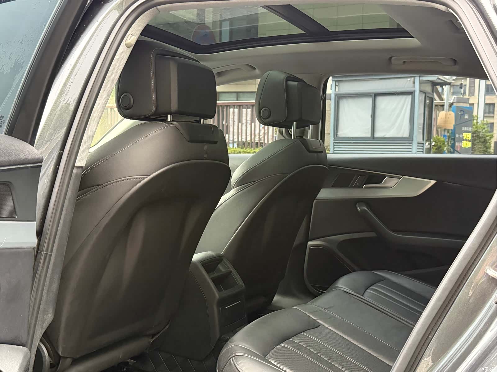 Audi A4L, 2021 все фото