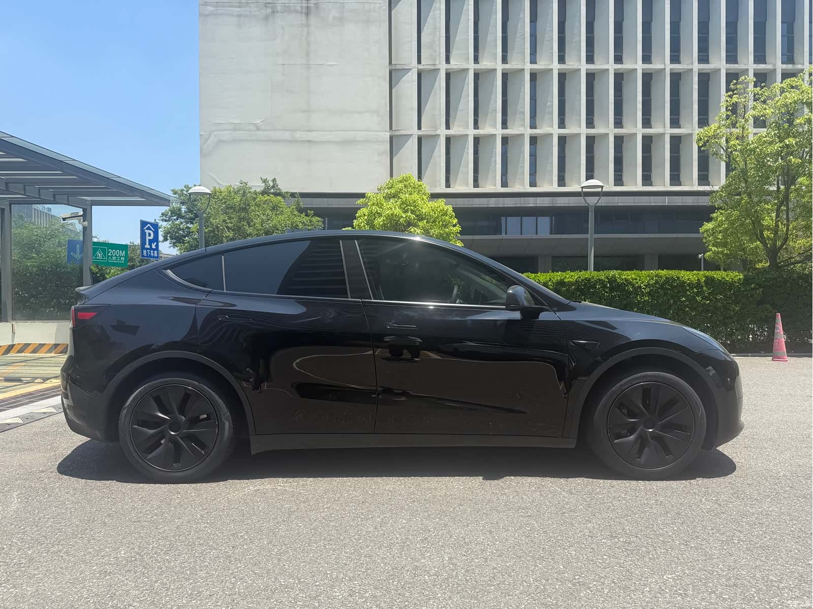Tesla Model Y, 2023 4