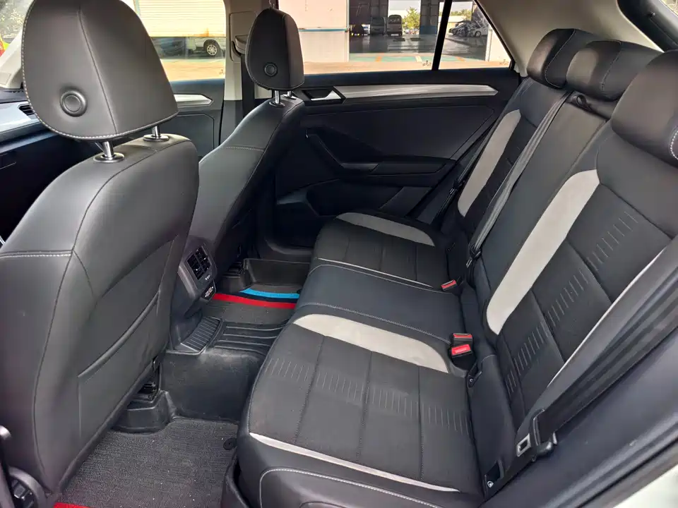 Volkswagen T-ROC exploring Songs