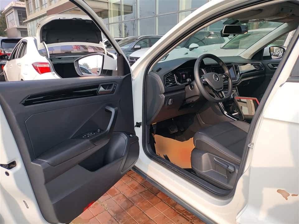 Volkswagen T-ROC exploring Songs