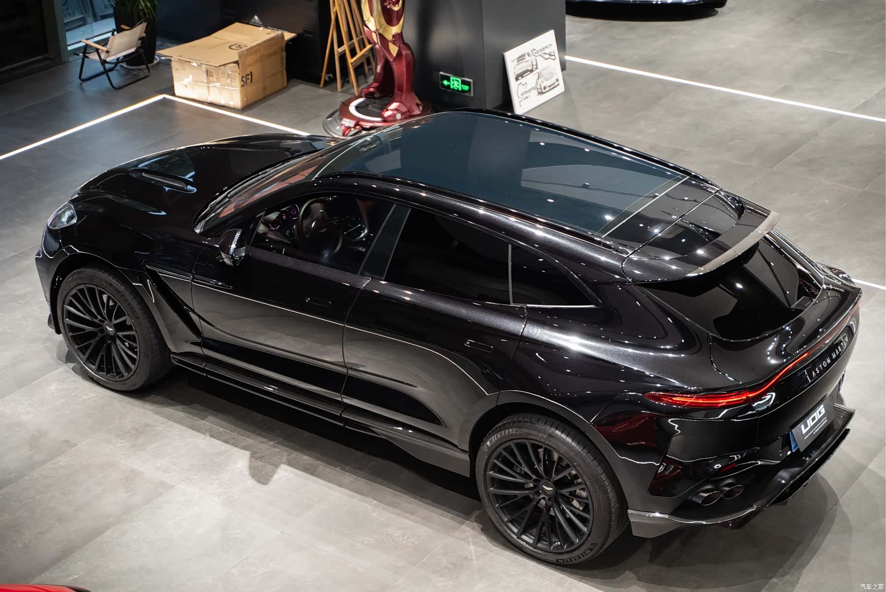 Aston Martin DBX, 2021 4