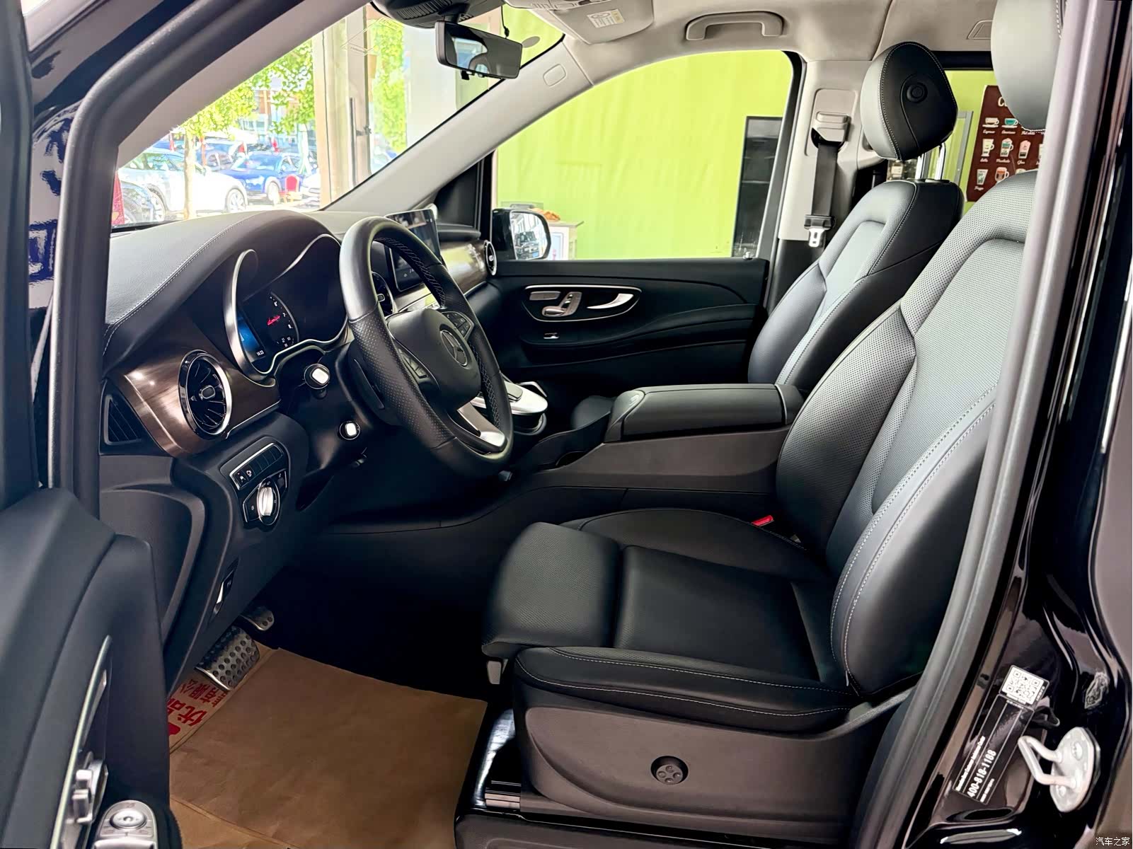 Mercedes-Benz V-Class, 2024 14