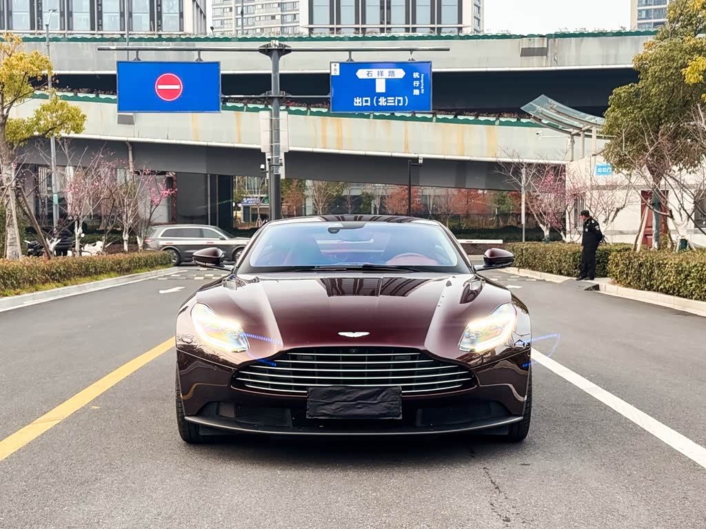 Aston Martin DB11