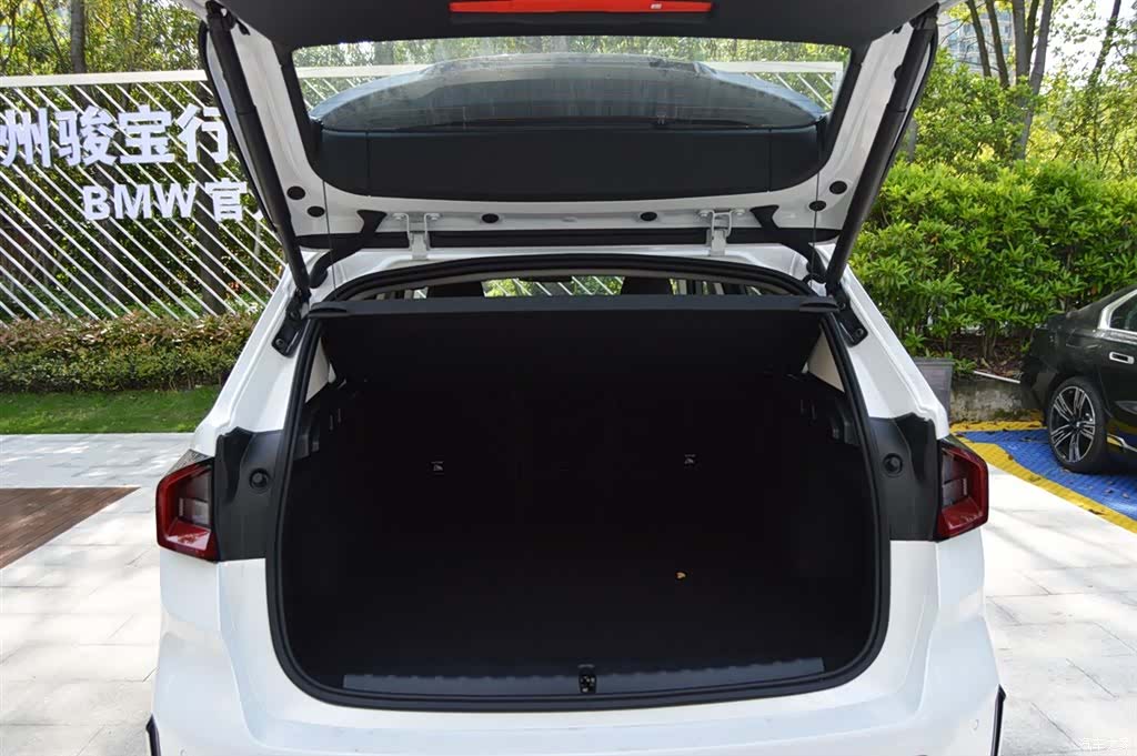 BMW iX1, 2025 7
