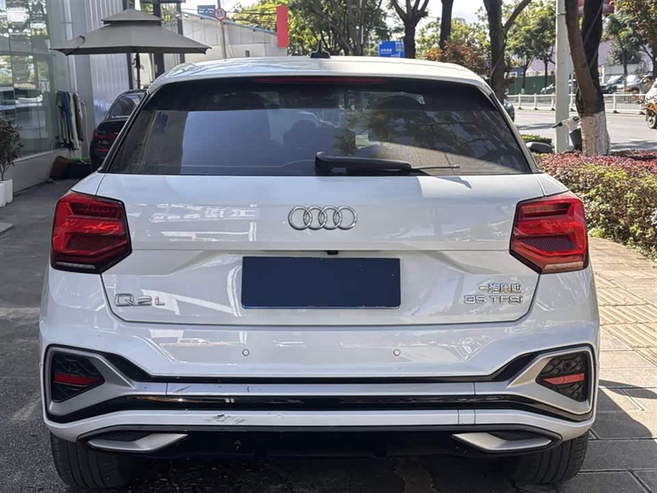 Audi Q2L