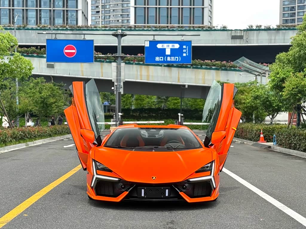 Lamborghini Revuelto