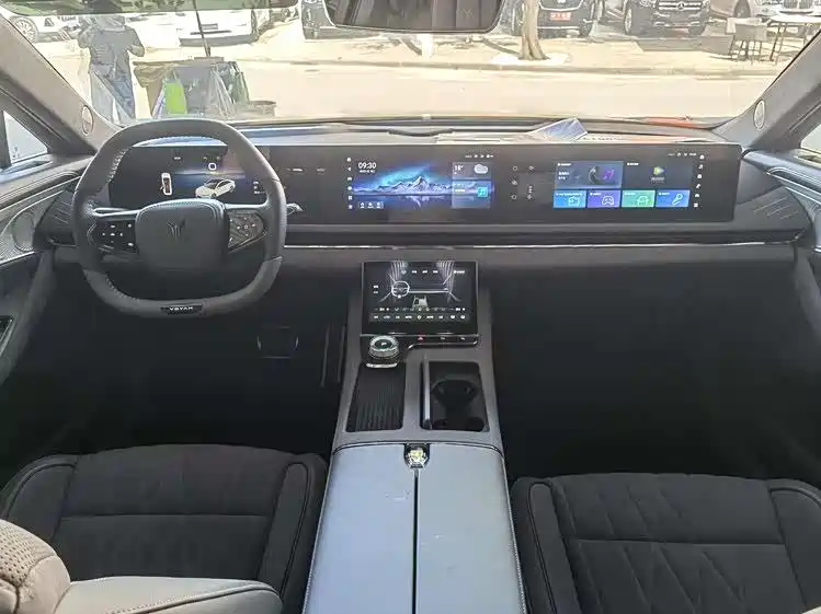 VOYAH Lantu chasing light