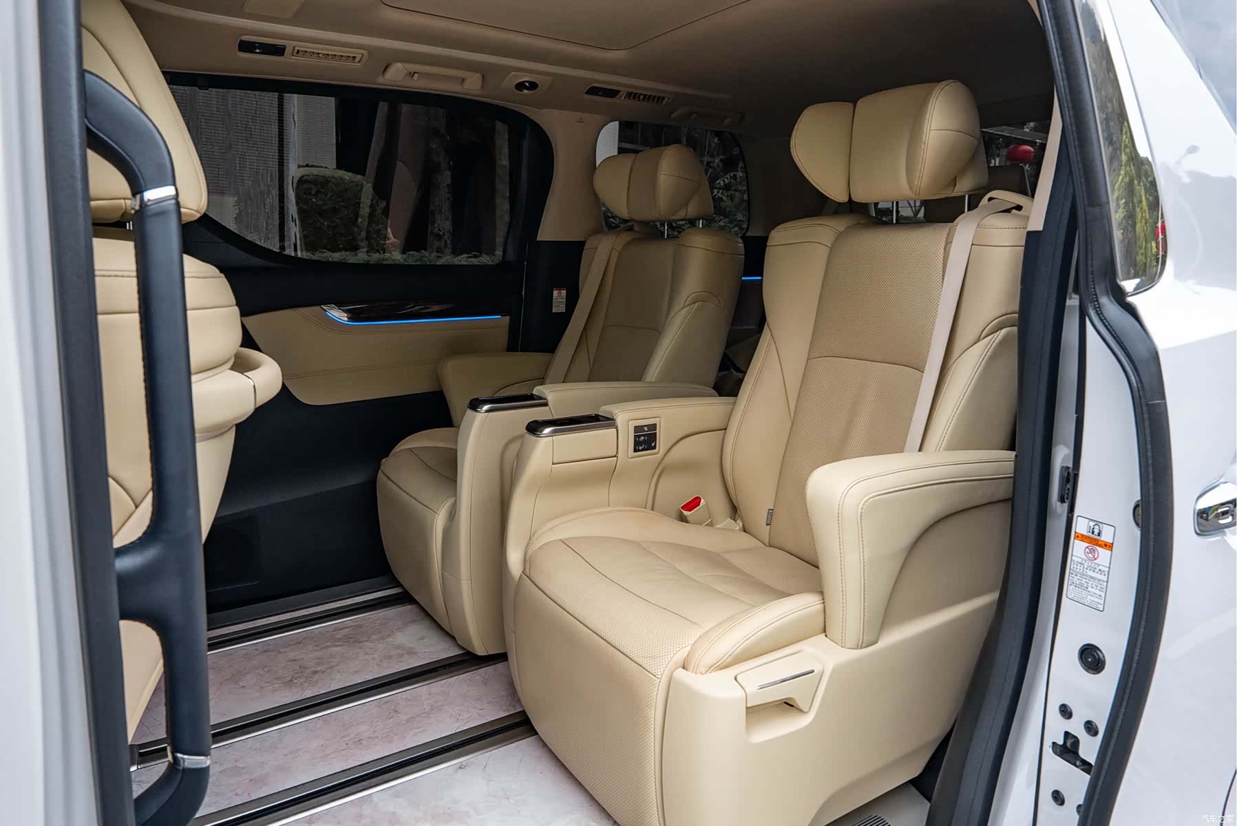 Toyota Alphard, 2020 11