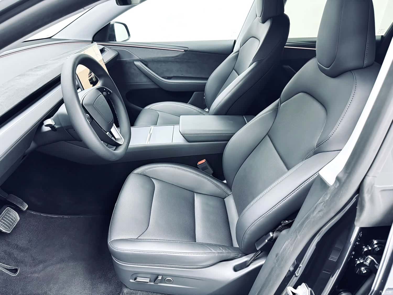 Tesla Model Y, 2025 4