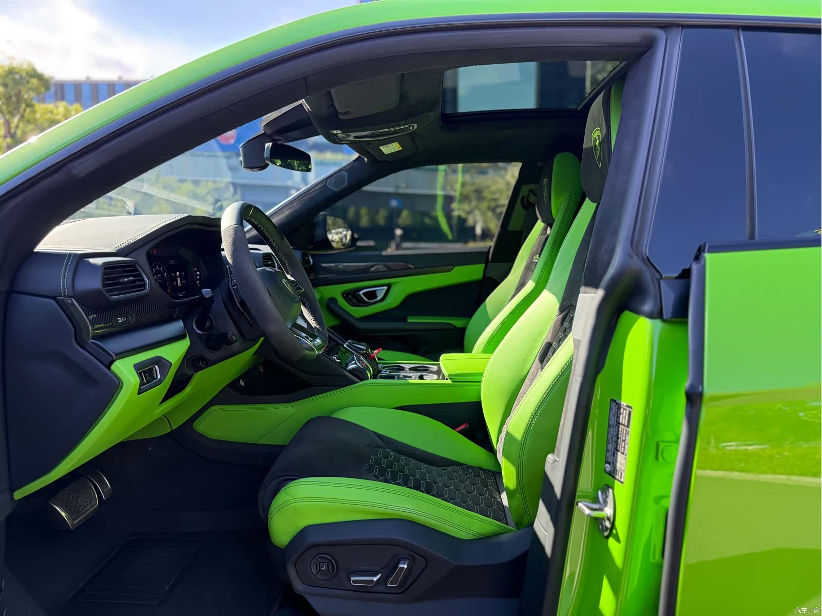 Lamborghini Urus, 2023 9
