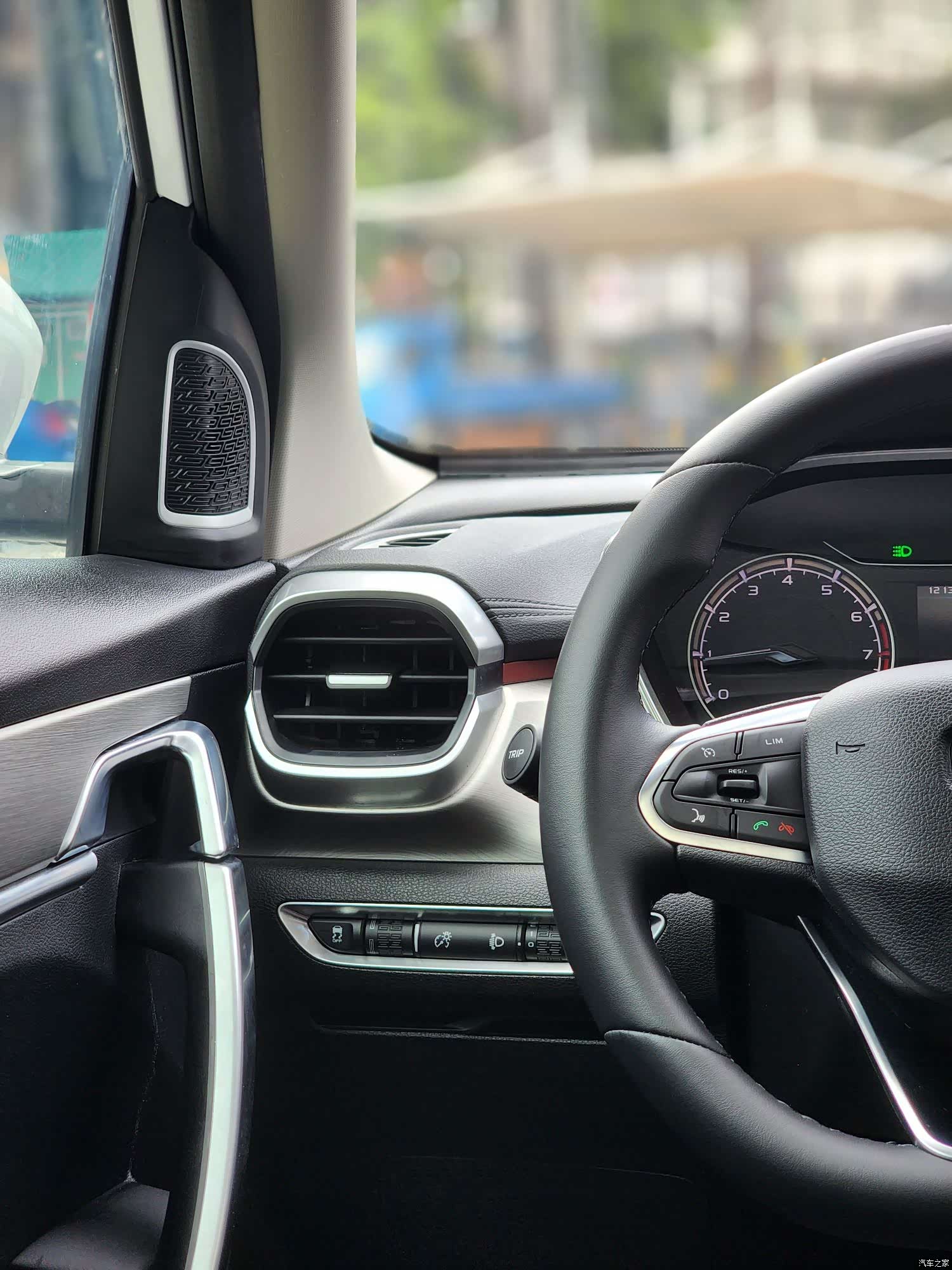 Geely Coolray, 2022 12