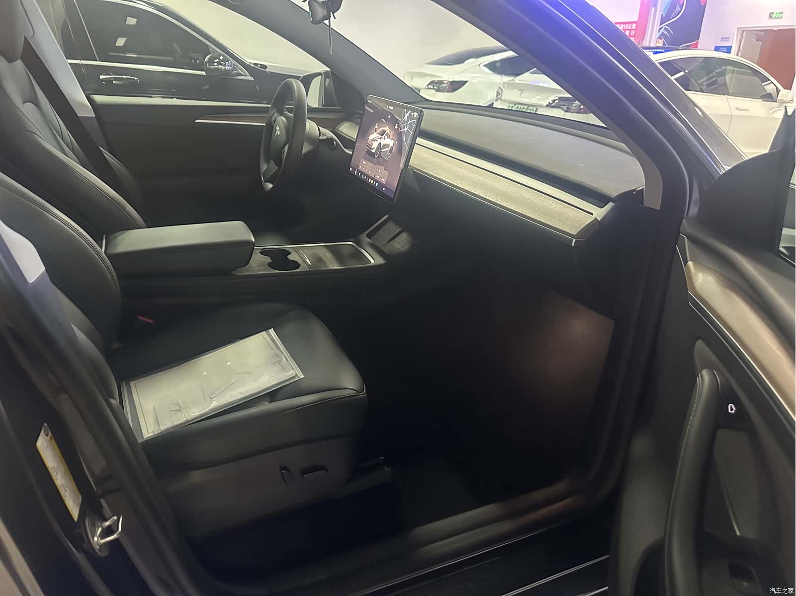 Tesla Model Y, 2023 7