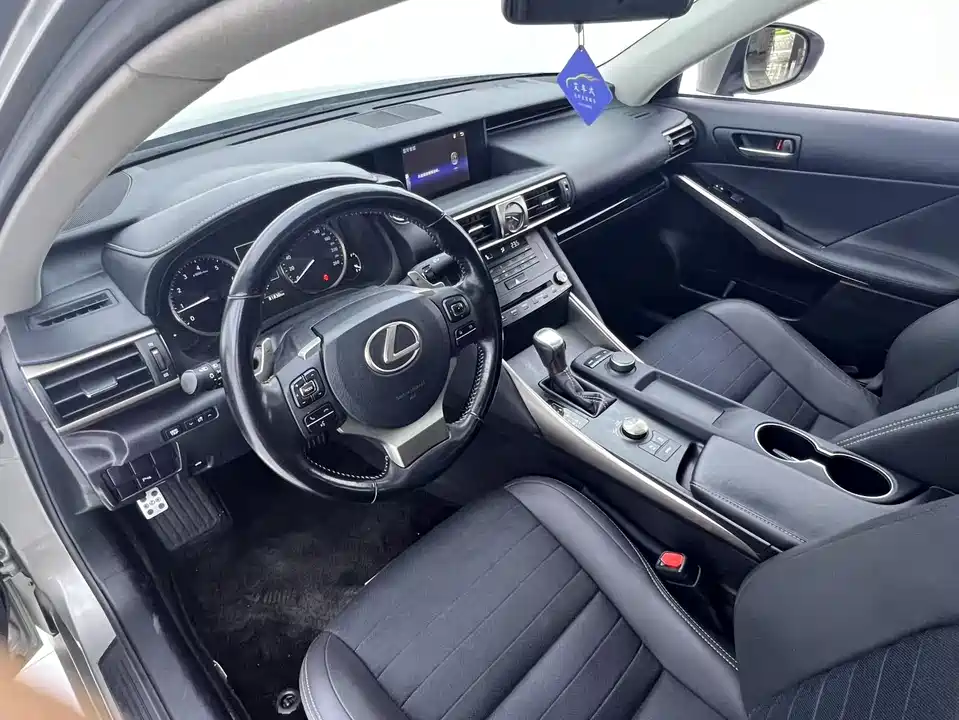 Lexus IS