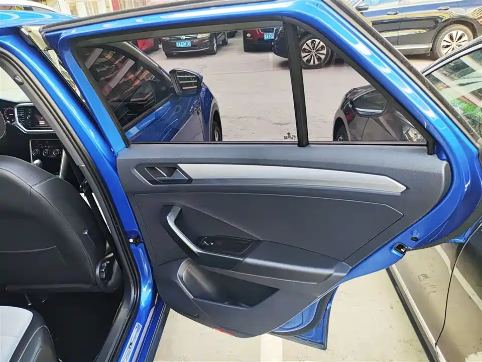 Volkswagen T-ROC exploring Songs