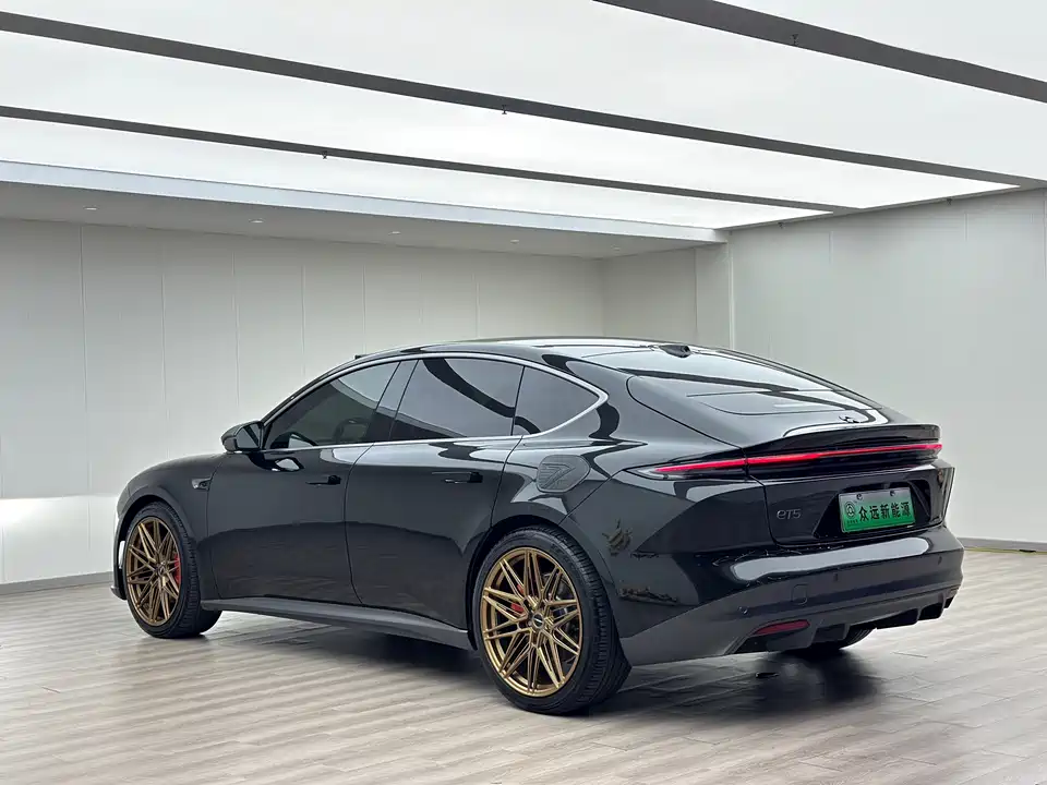 NIO ET5