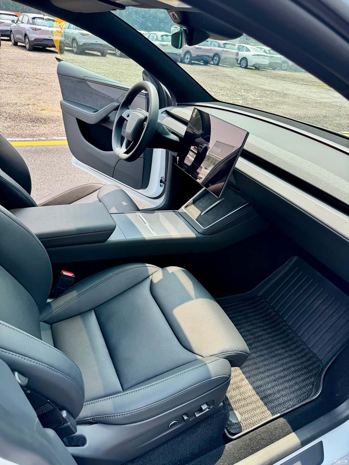 Tesla Model Y, 2025 13