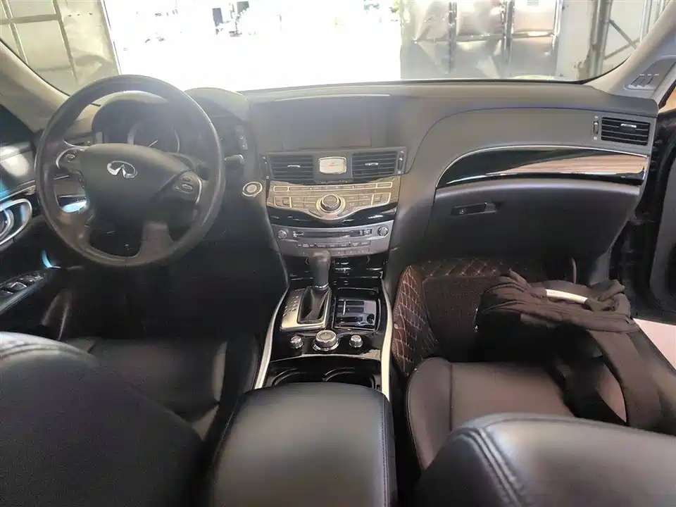 Infiniti Q70