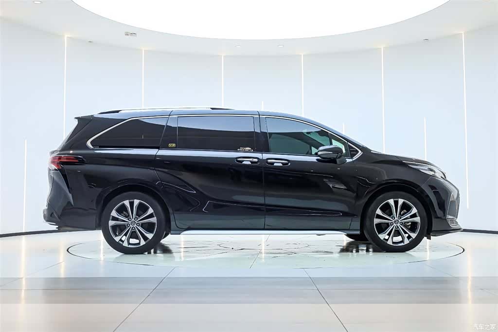Toyota Granvia, 2024 3