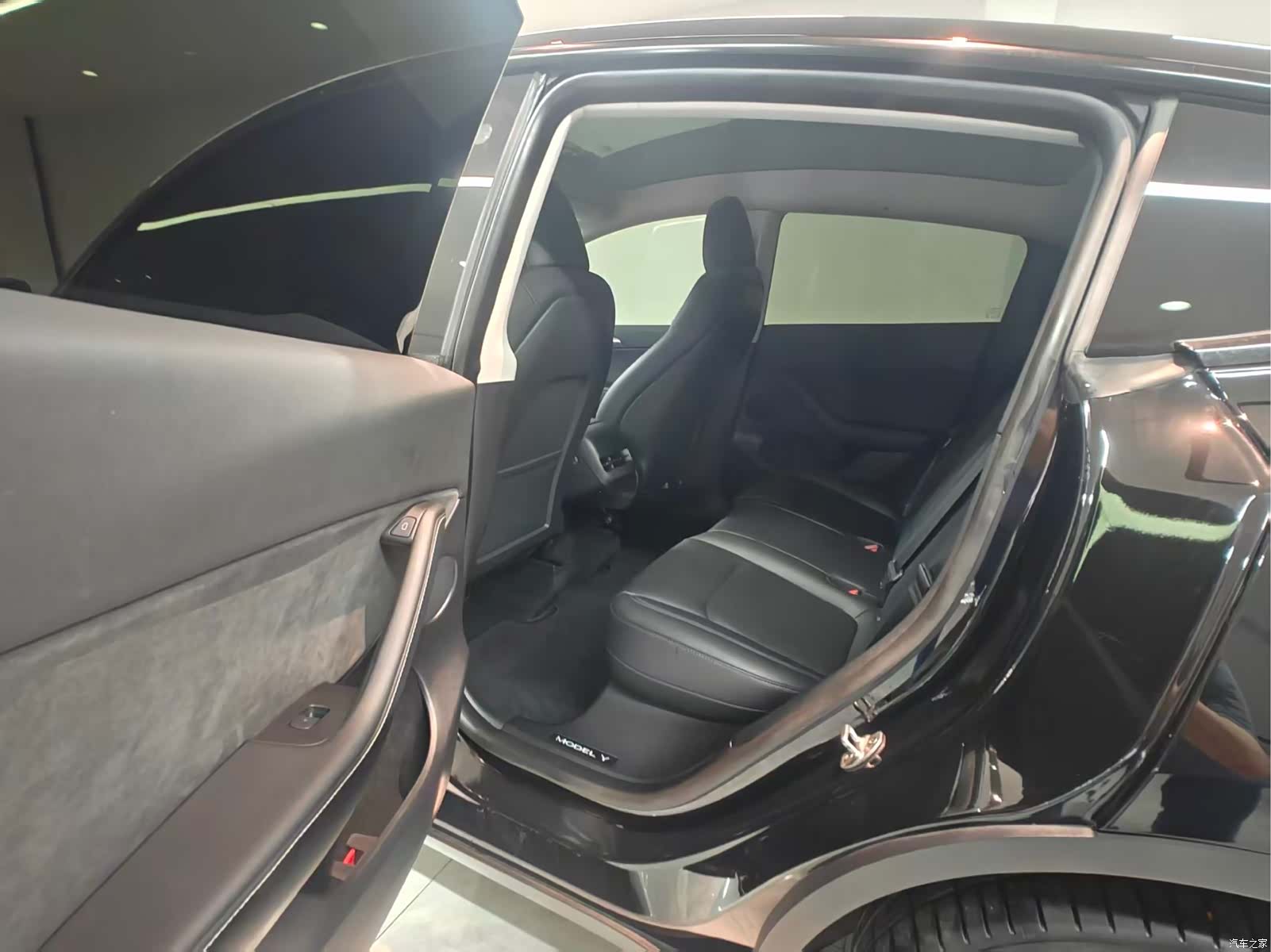 Tesla Model Y, 2023 4