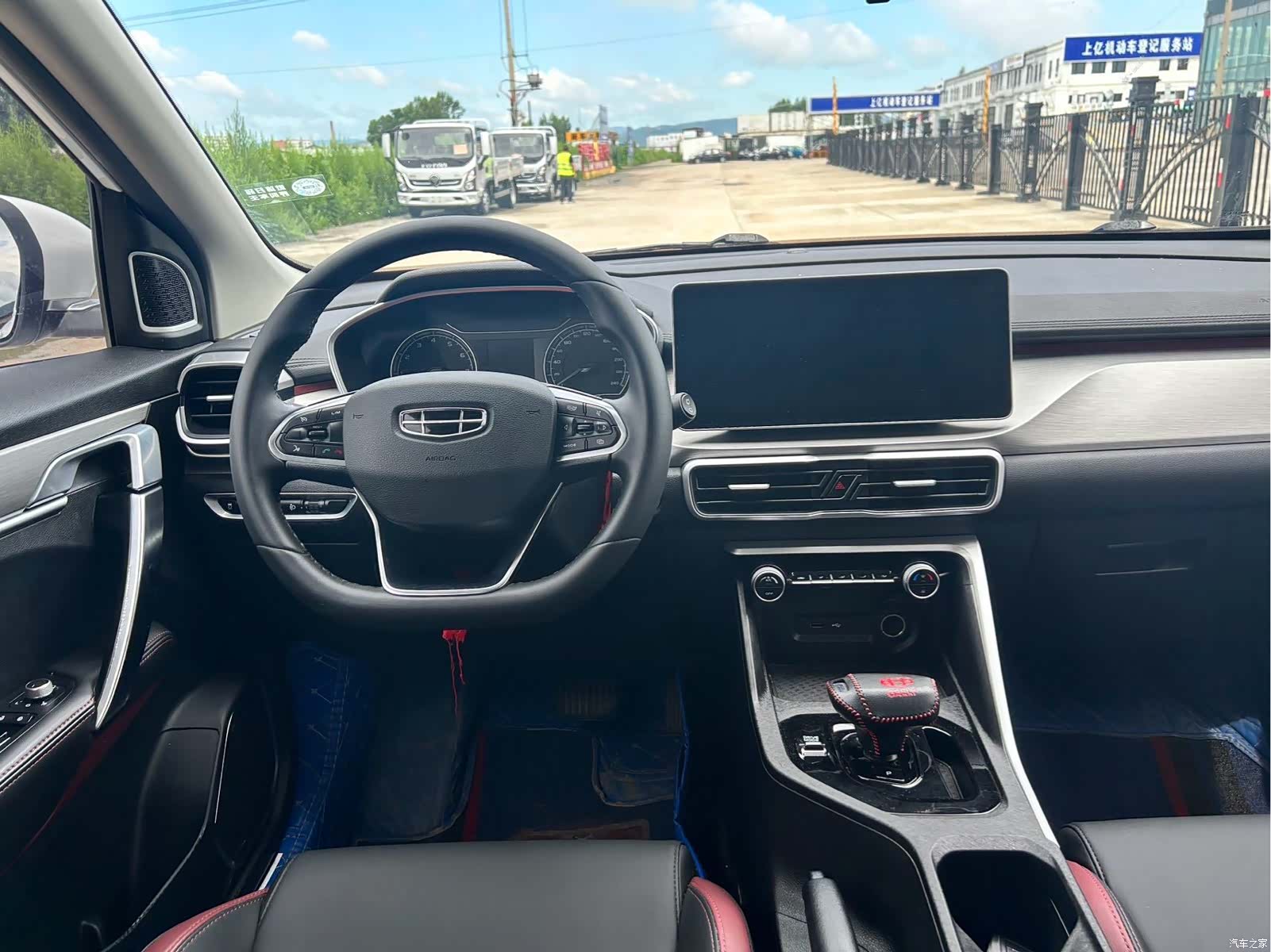 Geely Coolray, 2022 11