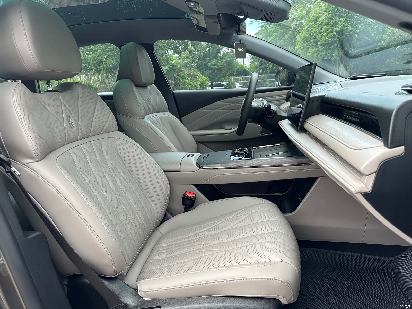 Geely 8, 2025 35