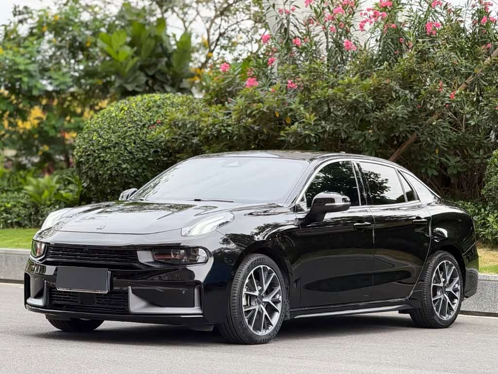 Lynk & Co 03