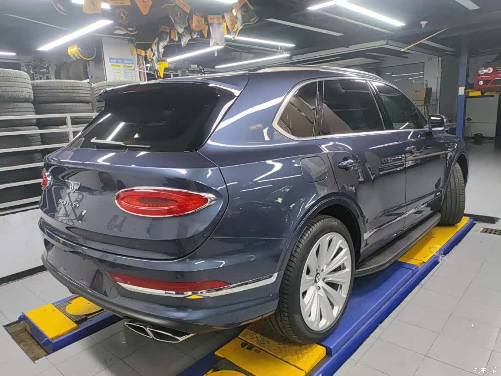 Bentley Bentayga, 2023 10