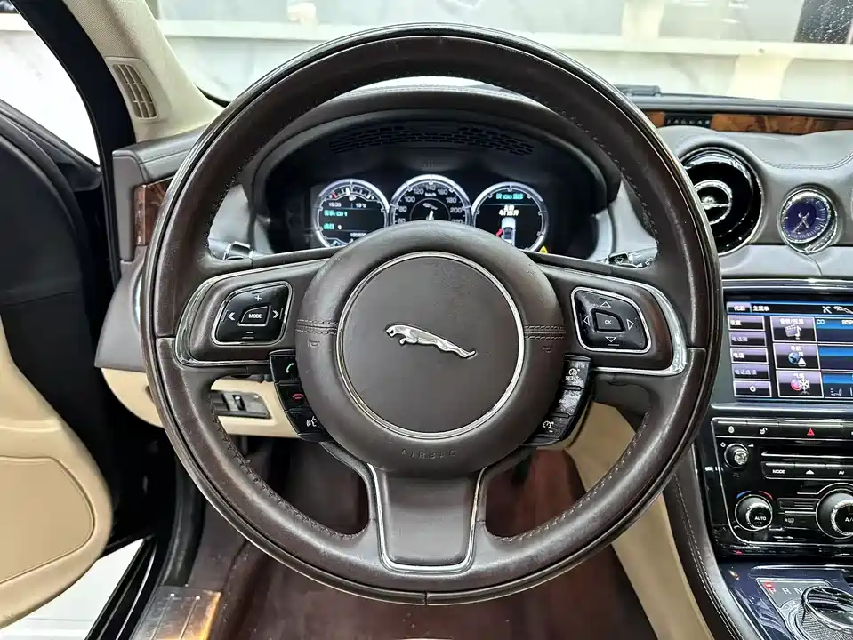 Jaguar XJ