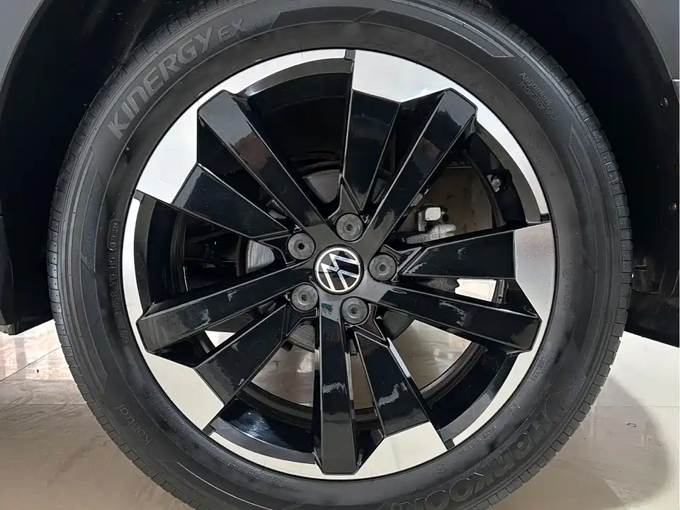 Volkswagen Exploring the shadow