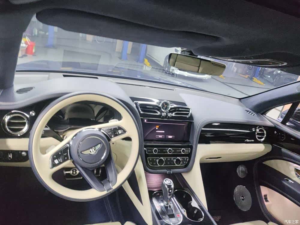 Bentley Bentayga, 2023 3