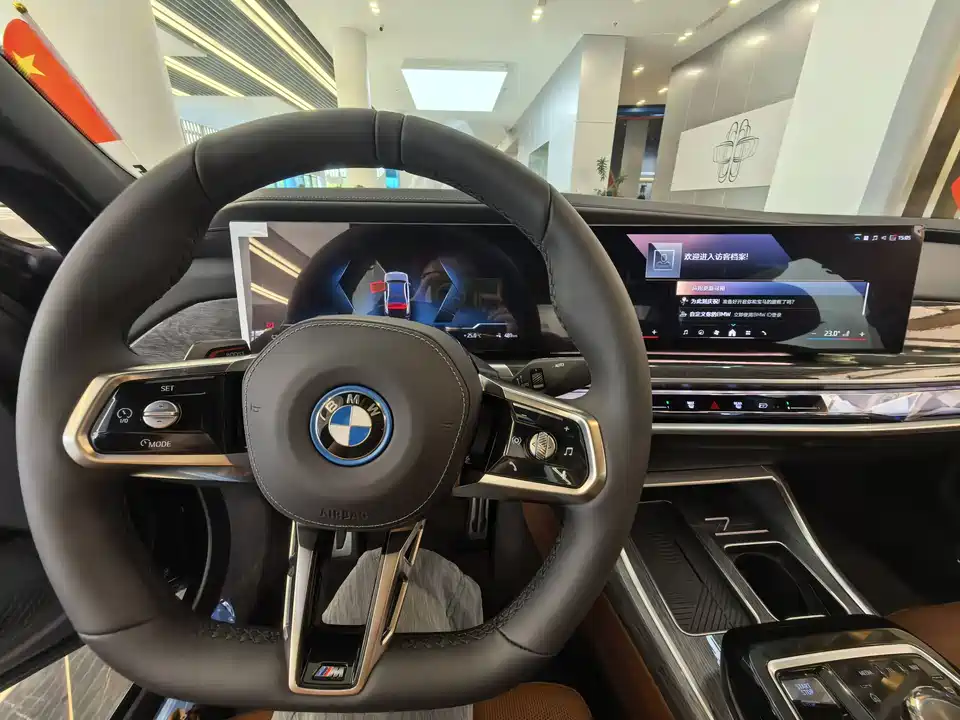 BMW i7