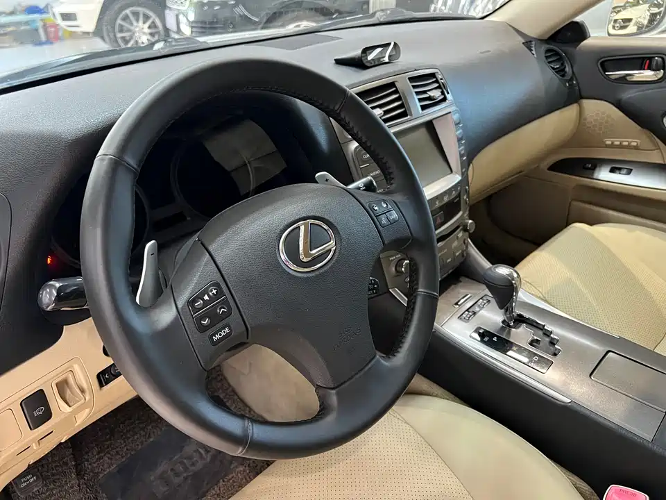 Lexus IS