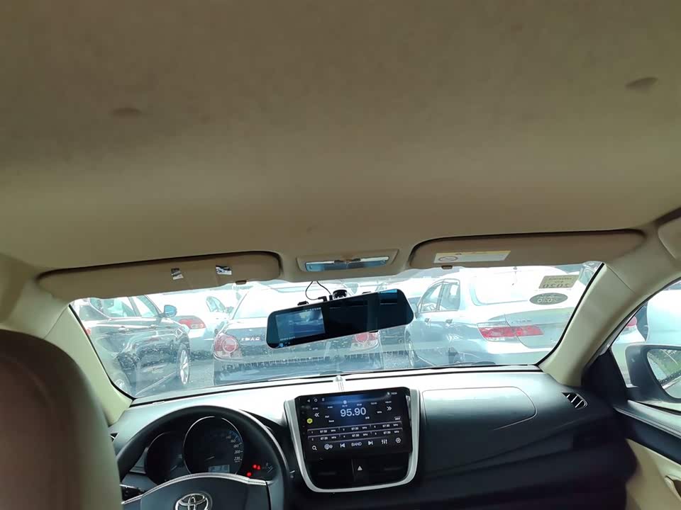 Toyota YARiS L to enjoy