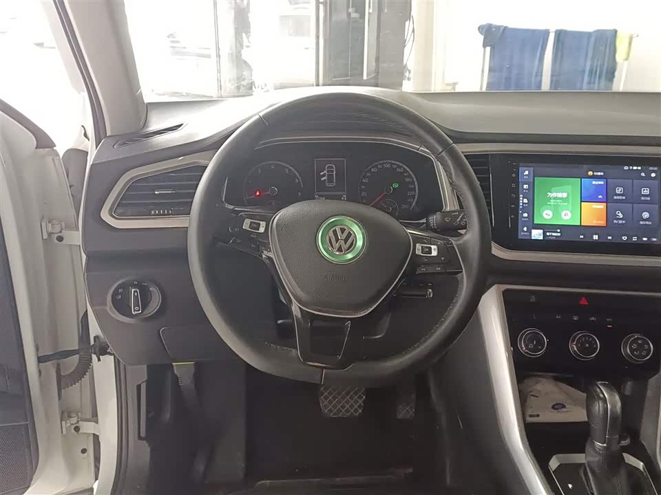 Volkswagen T-ROC exploring Songs